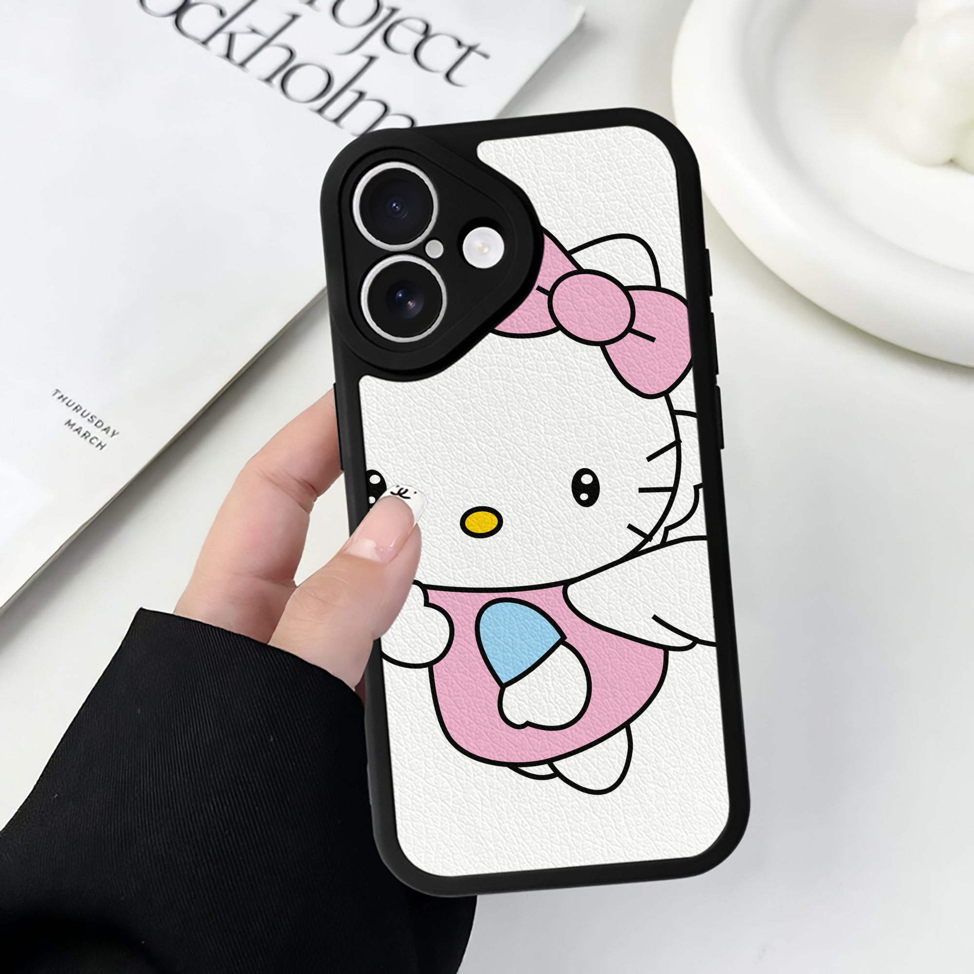 （画像用） Hello Kitty ハローキティ 【iPhone 16シリーズ対応】シリコンスマホケース（レザー調） 材質：シリコン